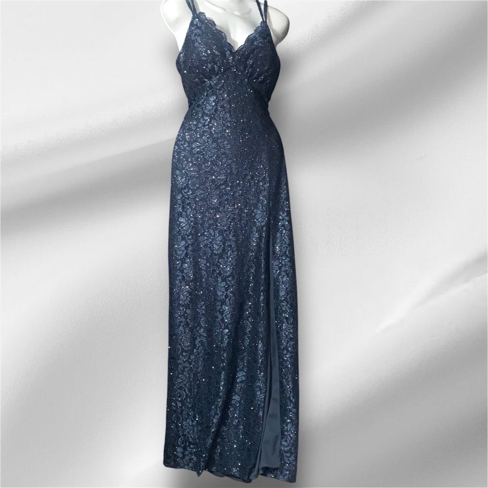 NWT Morgan & Company
Juniors' Sequin lace Sleeveless Gown